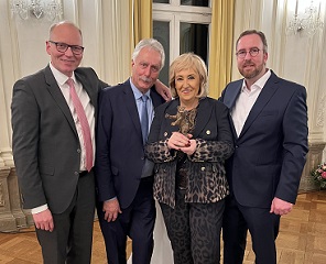 Ein Herr von der Sparkasse, Dr. Wolfgang Hübner, Vorsitzender des PalliLev-Fördervereins, Marianne Müller und Christoph Meyer zu Berstenhorst, Leiter des PalliLev-Hospizes im Spiegelsaal von Schloss Morsbroich. 