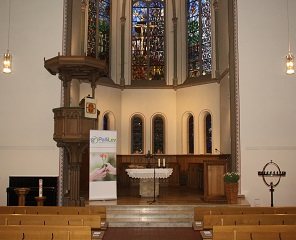 Altarraum der Bielertkirche mit PalliLev-Aufsteller